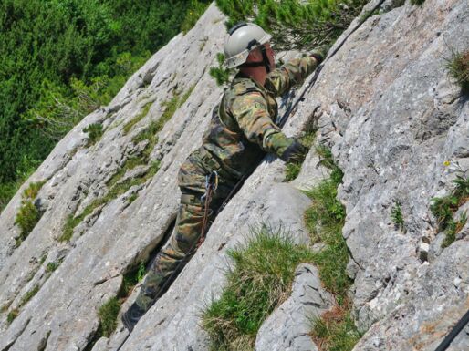 Soldaten beim Aufstieg in den Klettersteig der Ausbildungskletterwand