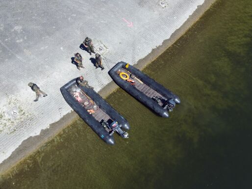 Zwei S-Boote legen am Ufer der Donau an.