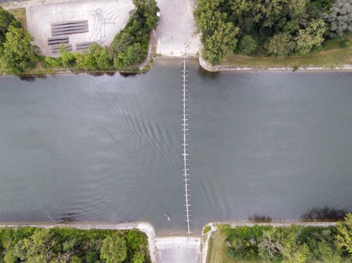 Der Schwimmsteg mit einer Gesamtlänge von 123 Metern auf der Donau aus der Luft.