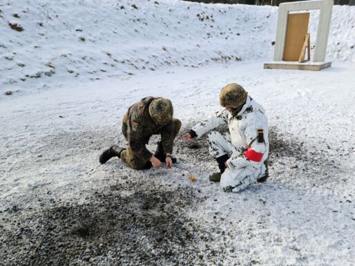 Soldat zündet einen 100g Sprengkörper