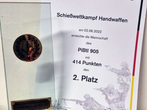 Urkunde und Pokal über den 2. Platz im Schießwettkampf mit Handfeuerwaffen am Tag der Pioniere in Ingolstadt.
