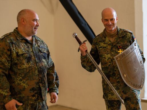 Der neue Bataillonskommandeur Oberstleutnant Christian Zimmer überreicht dem verabschiedeten Kommandeur Felix Gaukler Schild und Schwert als Abschiedgeschenk.