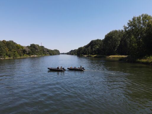Zwei S-Boote fahren in der Nähe von Ingolstadt auf der Donau.