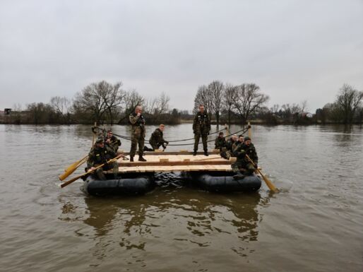 Schlauchbootfähre der Bundeswehr auf der Donau