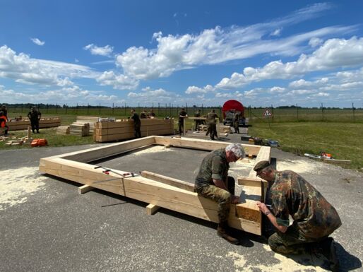 Soldaten führen Holzarbeiten am Rahmengestell durch.
