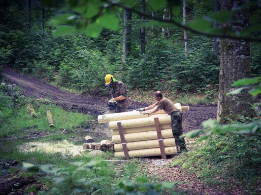 Holzarbeiten werden durch einen PiHolzbearbeitungsUffz und einen Pionier durchgeführt. Hierzu ist der Berechtigungsschein K-Säge notwendig. Dieser wird im PiBtl 905 mehrmals im Jahr ausgebildet!