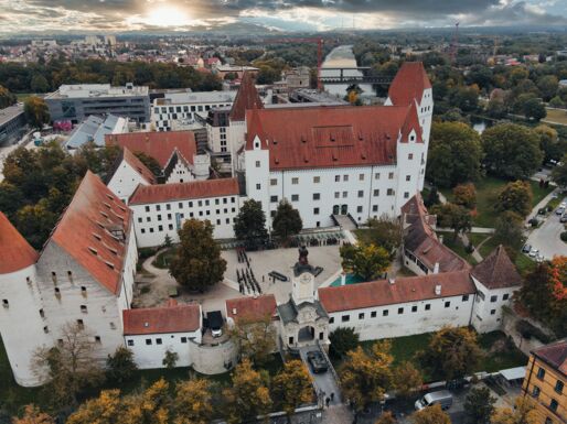 Das Schloss Ingolstadt sowie Bayerisches Armeemuseum aus der Luft.