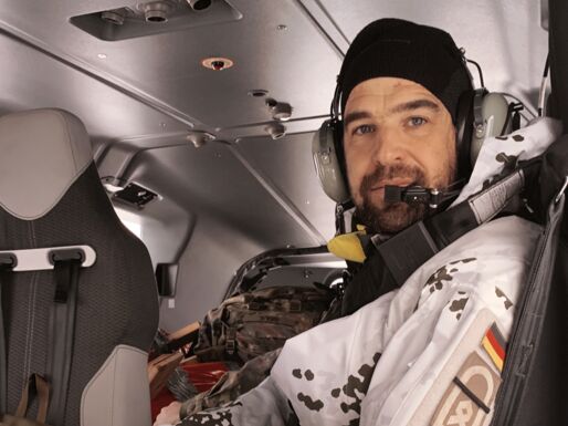Hauptfeldwebel Thomas Graßl beim Erkundungsflug mit dem Hubschrauber.