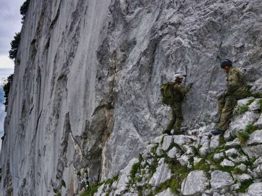 Ein Soldat überwindet Klettersteig bis zur Abseilstelle