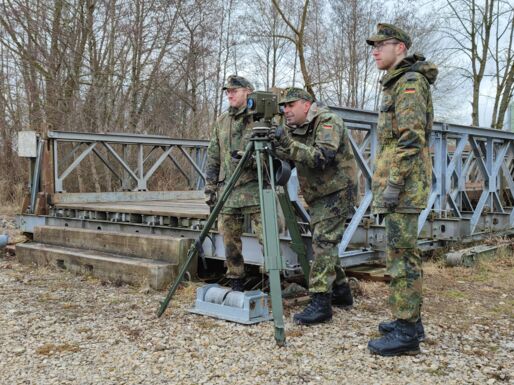 Die Soldaten vermessen mit der Vermessungsausstattung ELDI 2 M Zeiss eine Brücke auf dem Gelände der Bauinstandsetzungseinrichtung Münchsmünster.